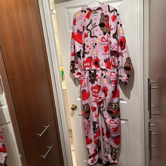 NWT VALENTINES DAY FOOTED ONSESIE - Picture 2 of 8